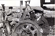 Ученики Черноберезовской МТС на сборе металлолома, 1942 г. ГАХК, Ф.Ф-4.Оп.2.Д.22